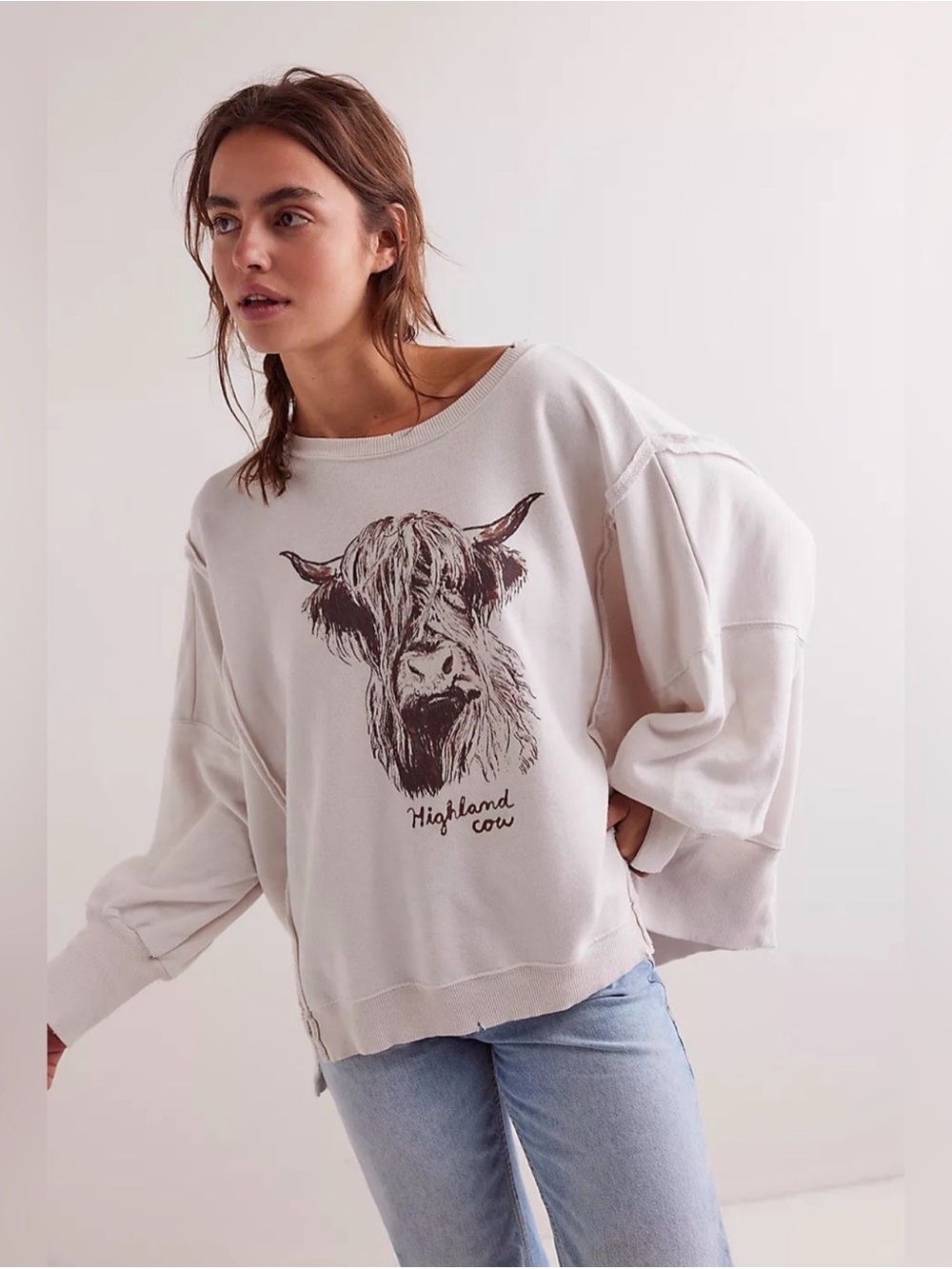 WE THE FREE CREAM HIGHLAND COW GRAPHIC CAMDEN PULLOVER SWEATSHIRT Sz S OVERSIZED